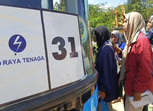 Suasana pelepasan peserta mudik gratis oleh Wali Kota Cilegon Robinsar yang dilaksanakan di depan Kantor Wali Kota Cilegon, Minggu, 15 Maret 2026. (Sumber: Pemkot Cilegon)