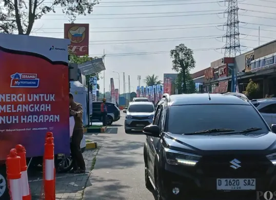 Situasi Rest Area KM 43 Tol Tangerang-Merak mulai dipadati kendaraan mudik, Minggu, 15 Maret 2026. (Sumber: Poskota/Veronica)