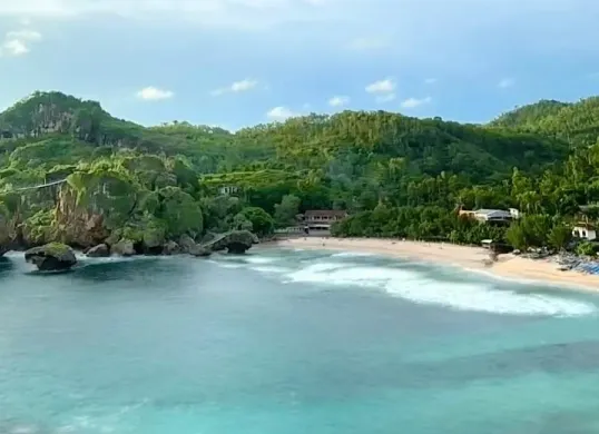 Salah satu rekomendasi pantai terindah di kawasan Gunung Kidul yang wajib Anda kunjungi saat libur Lebaran 2026, pantai siung. (Sumber: Instagram/@pantaisiung_official)