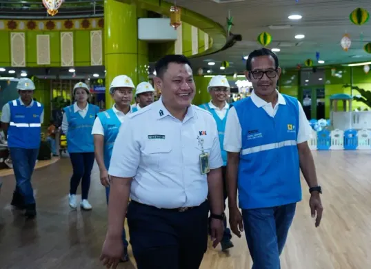Kepala Stasiun Gambir, Ganjar Mairizal (kiri) dan GM PLN UID Jakarta Raya, Moch. Andy Adchaminoerdin (kanan) meninjau keandalan pasokan listrik di Stasiun Gambir, Jakarta Pusat. (Sumber: Dok. PLN UID Jaya)