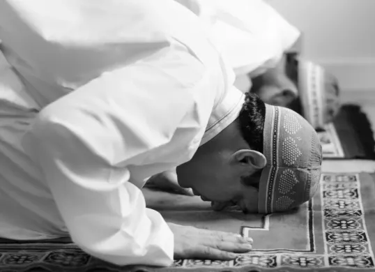 Ilustrasi, seorang jemaah di Beji Depok meninggal dunia dalam kondisi sujud. (Sumber: freepik)