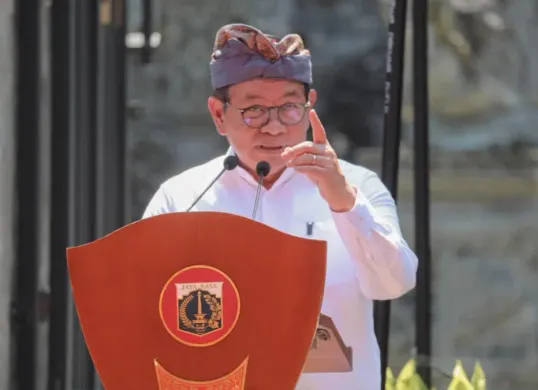 Gubernur DKI Jakarta Pramono Anung menghadiri Upacara Melasti sebagai bagian dari rangkaian perayaan Hari Suci Nyepi Tahun Baru Saka 1948 di Pura Segara, Cilincing, Jakarta Utara pada Minggu, 15 Maret 2026. (Sumber: Kominfo)