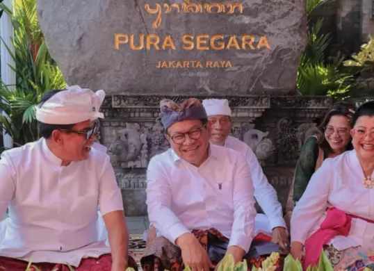 Gubernur DKI Jakarta Pramono Anung menghadiri Upacara Melasti sebagai bagian dari rangkaian perayaan Hari Suci Nyepi Tahun Baru Saka 1948 di Pura Segara, Cilincing, Jakarta Utara pada Minggu, 15 Maret 2026. (Sumber: Kominfo)