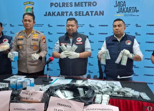 Polisi menyita puluhan ribu pil obat daftar G ilegal di Jagakarsa, Jakarta Selatan, Minggu, 15 Maret 2026. (Sumber: Poskota/Angga Pahlevi)
