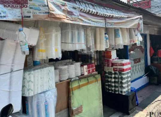 Ilustrasi Toko Plastik di Tebet, Jakarta Selatan, Senin, 16 Maret 2026. (Sumber: Poskota/M. Tegat Jihad)