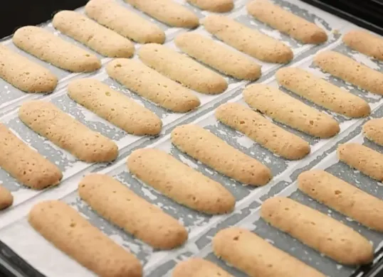 Resep kue lidah kucing dan cara buatnya ala Chef Devina Hermawan. (Sumber: YouTube/Devina Hermawan)