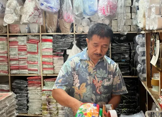 Murodi pedagang plastik di Tebet, Jakarta Selatan, Senin, 16 Maret 2026. (Sumber: Poskota/M. Tegar Jihad)