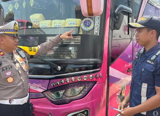 Kasatlantas Polres Bogor, Iptu Afif Widhi Ananto saat memeriksa kesiapan bus mudik di pool bus, Jalan Mayor Oking, Kecamatan Cibinong, Senin 16 Maret 2026. (Sumber: Poskota/Giffar Rivana)
