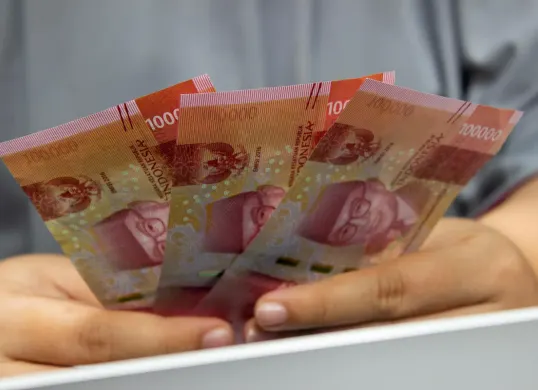 Ilustrasi pekerja menerima Tunjangan Hari Raya (THR). Pemerintah mewajibkan perusahaan membayar THR paling lambat tujuh hari sebelum hari raya keagamaan. (Sumber: Pexels)