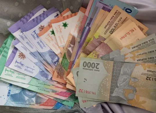 Ilustrasi uang rupiah pecahan kecil yang sering dibagikan sebagai THR saat perayaan Idul Fitri. (Sumber: Pinterest)