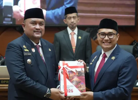 Bupati Bogor Rudy Susmanto menyerahkan laporan LKPJ 2025 ke Ketua DPRD Kabupaten Bogor Sastra Winara, dalam Rapat Paripurna Senin, 16 Maret 2026. (Sumber: Pemkab Bogor)