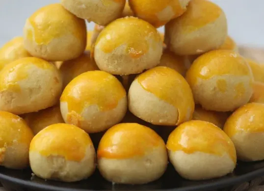 Ilustrasi kue nastar dengan permukaan kuning keemasan yang halus dan mengilap, salah satu kue kering favorit saat Lebaran. (Sumber: Wilkimedia Commons)
