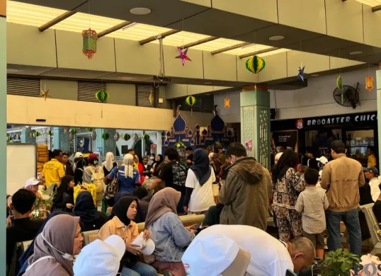Stasiun Pasar Senen, Jakarta Pusat yang dipadati pemudik. (Sumber: Poskota/M. Tegar Jihad)