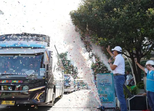 General Manager PLN UID Jakarta Raya, Moch. Andy Adchaminoerdin melepas keberangkatan bus program Mudik Aman Berbagi Harapan 2026 di Jakarta, Selasa, 17 Maret 2026. (Sumber: Dok. Istimewa)
