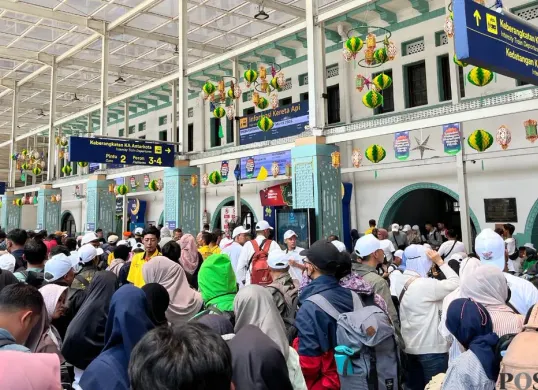 Situasi di Stasiun Pasar Senen, Jakarta Pusat dipadati pemudik pada Selasa, 17 Maret 2026. (Sumber: Poskota/M Tegar Jihad)