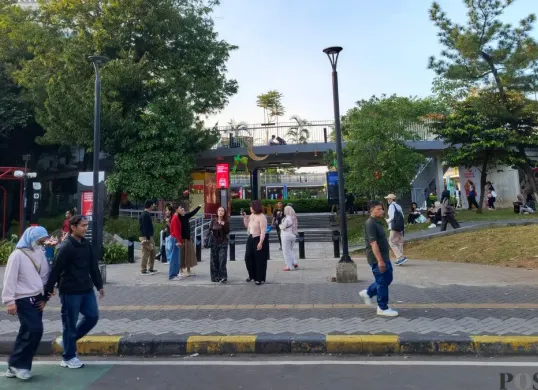 Pengunjung ngabuburit di Taman Literasi Marta Christina Tiahahu, Blok M, Jakarta Selatan. (Sumber: Poskota/Ali Mansur)