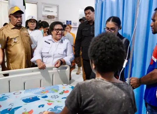 Wamendagri Ribka Haluk meninjau aktivitas pelayanan kesehatan di RSUD Yowari, Sentani, Kabupaten Jayapura, Papua, Selasa, 17 Maret 2026. (Sumber: Dok. Istimewa)
