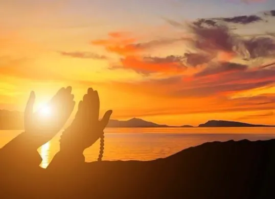 Ilustrasi seorang Muslim di bulan Ramadhan yang sedang berdoa (Sumber: Pinterest)