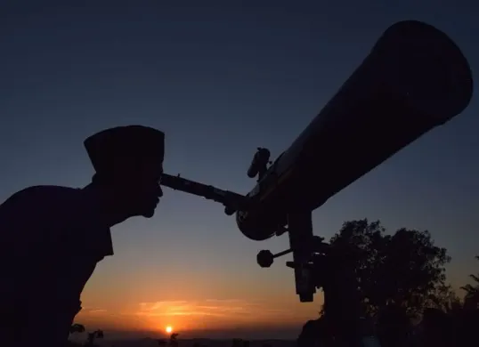 Perbedaan metode penentuan awal Ramadhan antara Muhammadiyah dan NU kerap membuat waktu puasa dan Idul Fitri berbeda di Indonesia. (Sumber: Pinterest)