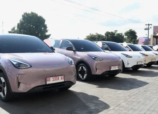 Mobil listrik Geely EX2 diserahkan ke konsumen di luar Jakarta. (Sumber: Dok. Geely)