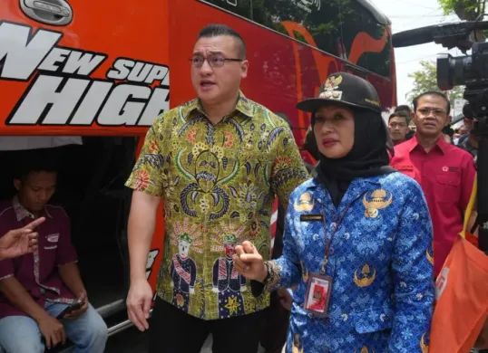 Anggota DPRD DKI Jakarta, Hardiyanto Kenneth saat sidak ke Terminal Bus AKAP Kalideres, Jakarta Barat, pada musim mudik lebaran, Selasa, 17 Maret 2026. (Sumber: Istimewa)