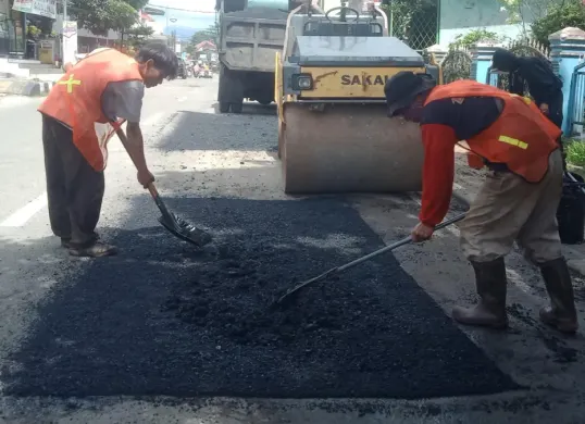 Proses penanganan jalan Provinsi Banten di Kabupaten Lebak oleh pihak UPT PJJ. (Sumber: UPT PJJ Lebak)