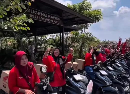 Pemilik restoran Pawon Ayu di Kartasura, Kabupaten Sukoharjo, Jawa Tengah memberikan 29 sepeda motor kepada karyawannya. (Sumber: Instagram/@bebekungkepkartasura)