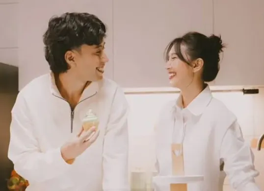 Surat cinta Sheila Dara kepada Vidi Aldiano yang ditulis dalam bahasa Kroasia. (Sumber: Instagram/@sheiladaisha)