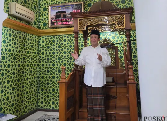 Prof. KH. Achmad Tjachja Nugraha, Guru Besar UIN Syarif Hidayatullah Jakarta saat menyampaikan tausiah di salah satu masjid. (Sumber: Poskota/Gatot)