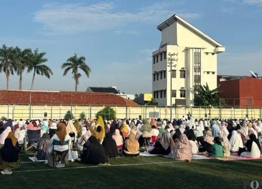 Pelaksanaan solat Idul Fitri di Masjid Al-Falah kawasan Bendungan Hilir (Benhil), Tanah Abang, Jakarta Pusat pada Jumat, 20 Maret 2026. (Sumber: Poskota/Pandi Ramedhan)