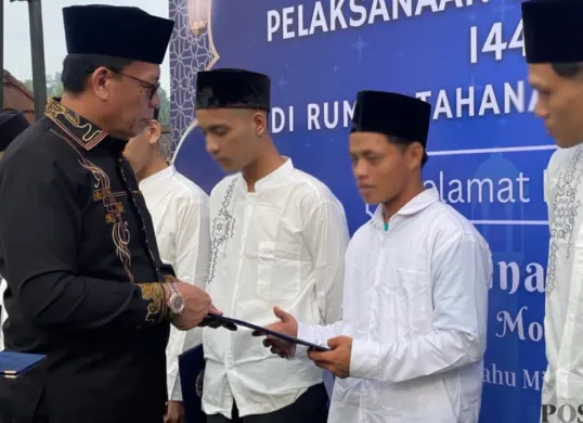 6 WBP Rutan Kelas I Tangerang yang menerima remisi dan langsung bebas. (Sumber: Poskota/Veronica)