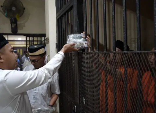Kapolres Serang AKBP Andri Kurniawan memberikan paket nasi opor ayam dan rendang kepada para tahanan di rutan Polres Serang. (Sumber: Dok. Polres Serang)