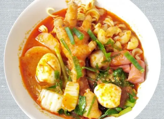 Seblak menjadi kuliner di Bandung saat libur Lebaran 2026 yang dipadati pengunjung. (Sumber: Wilkimedia Commons)