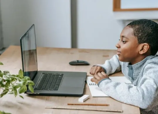 Ilustrasi. Komisi X DPR menegaskan sekolah daring bukan solusi tepat untuk efisiensi BBM. (Sumber: Pexels/Katerina Holmes)