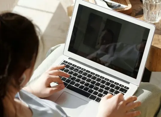 Ilustrasi. Simak aturan terbaru WFH hemat BBM 2026 yang mulai berlaku usai Lebaran. (Sumber: Pexels/Cliff Booth)