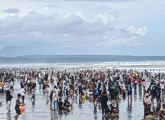 Salah satu destinasi wisata pantai di Banten, yang banyak dikunjungi wisatawan. (Sumber: Dok. Tim Balawista Banten)