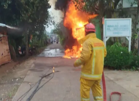Petugas Damkar tengah memadamkan api yang melalap sebuah warung di wilayah Gunungsindur, Kabupaten Bogor. (Sumber: Istimewa)