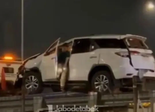 Petugas dalam Tol Desari mengevakuasi mobil yang terguling di Jalan Tol Desari, Selasa malam, 24 Maret 2026. (Sumber: tangkapan layar)