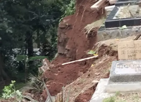 Longsor terjadi di TPU Muara Benda Depok pasca hujan deras. (Sumber: Istimewa)