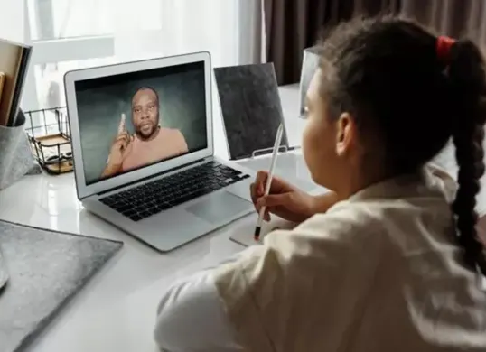 Ilustrasi kegiatan belajar siswa menggunakan perangkat digital sebagai bagian dari wacana pembelajaran daring dan hybrid di Indonesia. (Sumber: Pinterest)