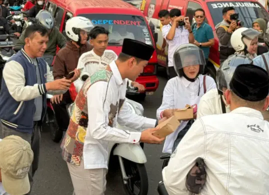 Anggota DPRD Jabar, Abdul Karim saat membagikan tajikl kepada warga pada kegiatan bertemakan Berbagi itu Indah' yang digelar DPC Partai Gerindra Kabupaten Cianjur. (Sumber: Istimewa)
