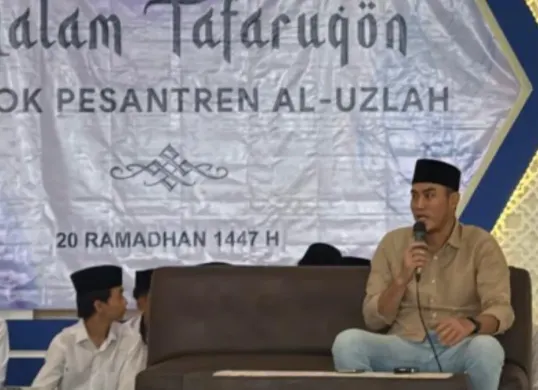 Anggota DPRD Jabar, Abdul Karim, saat menghadiri buka puasa bersama 4.000 santri di Pondok Pesantren Al-Uzlah di Desa Pacet, Kecamatan Cipanas, Kabupaten Cianjur, Rabu, 13 Maret 2026. (Sumber: Istimewa)