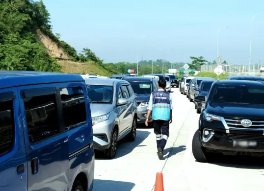 Ratusan kendaraan saat masuk gerbang tol Serang-Panimbang seksi 2 di Lebak. (Sumber: Pengelola Tol Serpan)