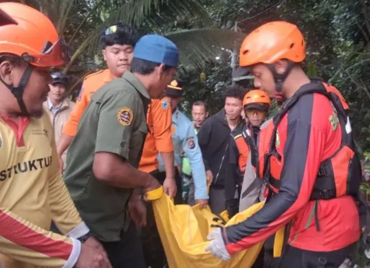 Tim SAR gabungan saat evakuasi wisatawab yang hanyut di kawasan wisata Curug Goong, Pandeglang. (Sumber: Tim Siaga Wisata)