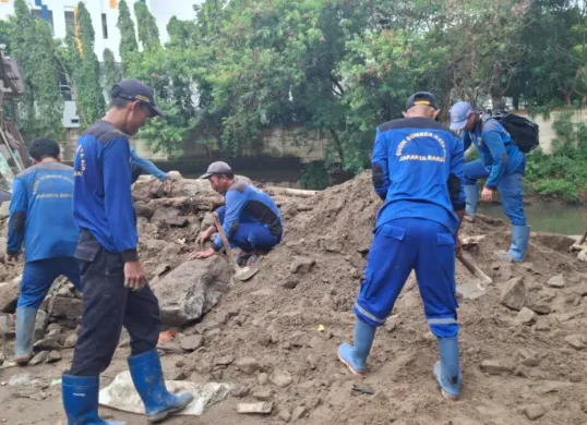 Tanggul anak Kali Angke di RW 10 Jalan Carin Sayang Kelurahan Rawa Buaya Kecamatan Cengkareng Jakarta Barat jebo pada Rabu, 25 Maret 2026. (Sumber: Istimewa)