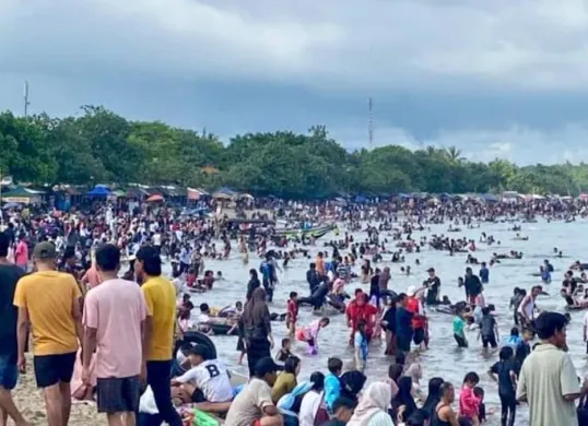 Suasana salah satu pantai di kawasan wisata Anyer dipadati wisatawan pada libur lebaran 2026. (Sumber: Dok. Kominfo Pemkab Serang)