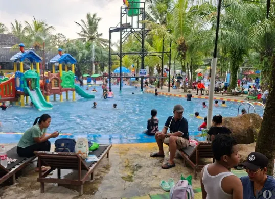 Suasana di Waterboom Putri Duyung Bedahan, Sawangan, Depok ramai pengunjung saat libur lebaran 2026. (Sumber: Poskota/Angga Pahlevi)