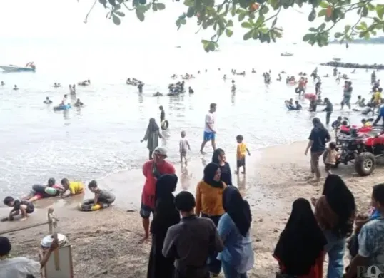 Ilustrasi, objek wisata pantai di Banten ramai pengunjung saat libur lebaran 2026. (Sumber: Poskota/Samsul Fathoni)