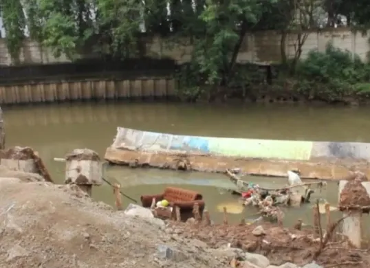 Tanggul anak Kali Angke di RW 10 Jalan Carin Sayang Kelurahan Rawa Buaya Kecamatan Cengkareng Jakarta Barat jebo pada Rabu, 25 Maret 2026. (Sumber: Istimewa)