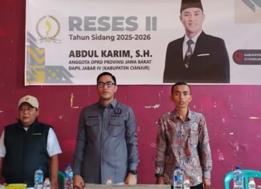 Anggota DPRD Jabar, Abdul Karim, saat menggelar reses II di Desa Sukajadi, Kecamatan Cibinong, Kabupaten Cianjur, untuk menyerap aspirasi warga. (Sumber: Istimewa)